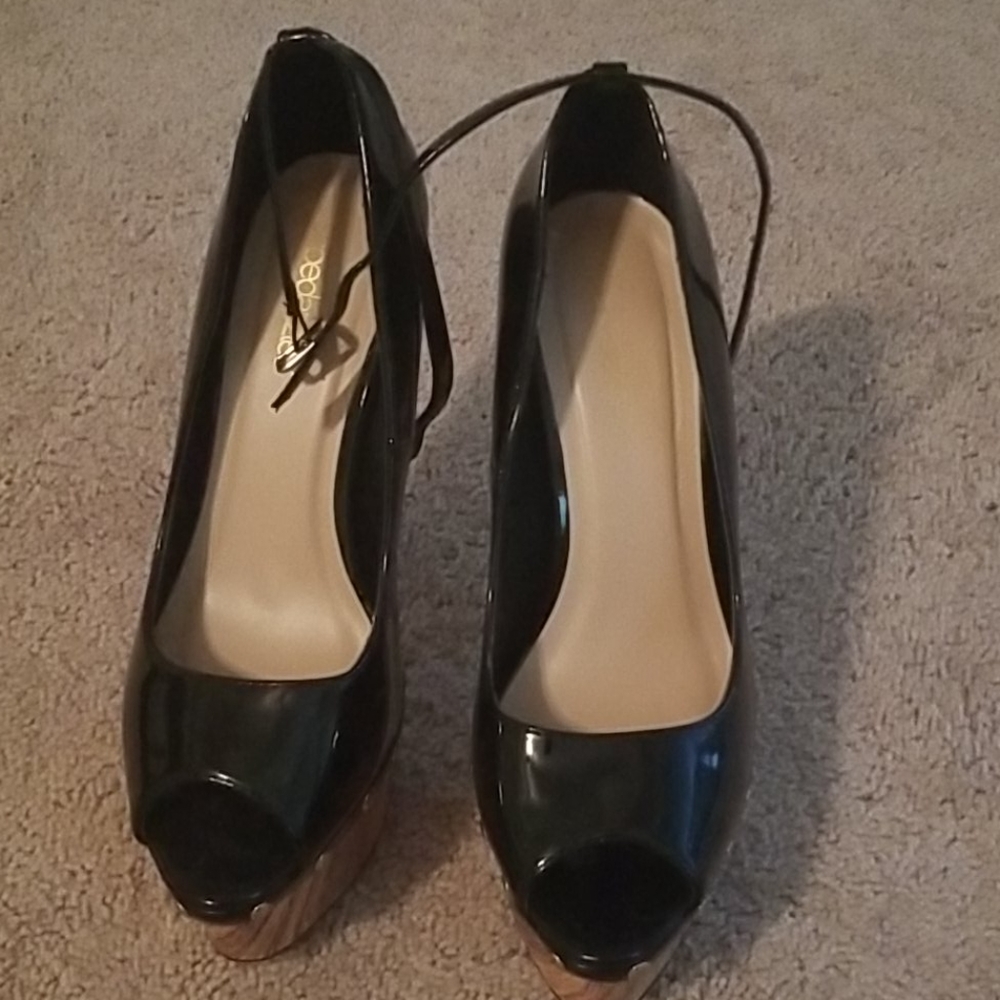 Shoes - Picture 2 of 4